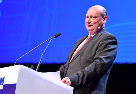 Σύννεφα πάνω από Κομισιόν: Παραίτηση επικεφαλής μεταφορών μετά τις αποκαλύψεις για δωρεάν ταξίδια στο Κατάρ