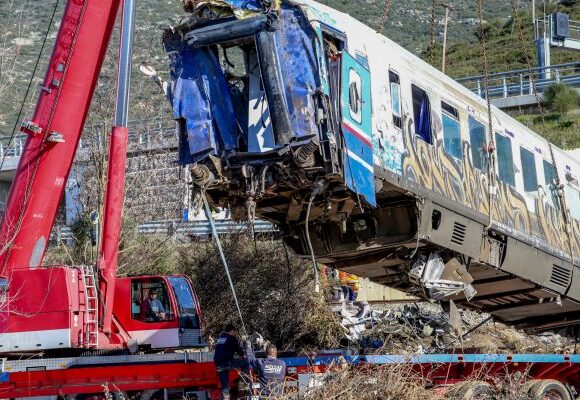 Τέμπη: Η αναζήτηση των υπευθύνων της τραγωδίας απασχολεί και τα διεθνή Mme