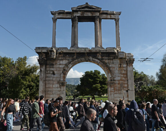 Τραγωδία στα Τέμπη: Οι μαθητές διαδηλώνουν με σύνθημα «Στείλε όταν φτάσεις» (pics)