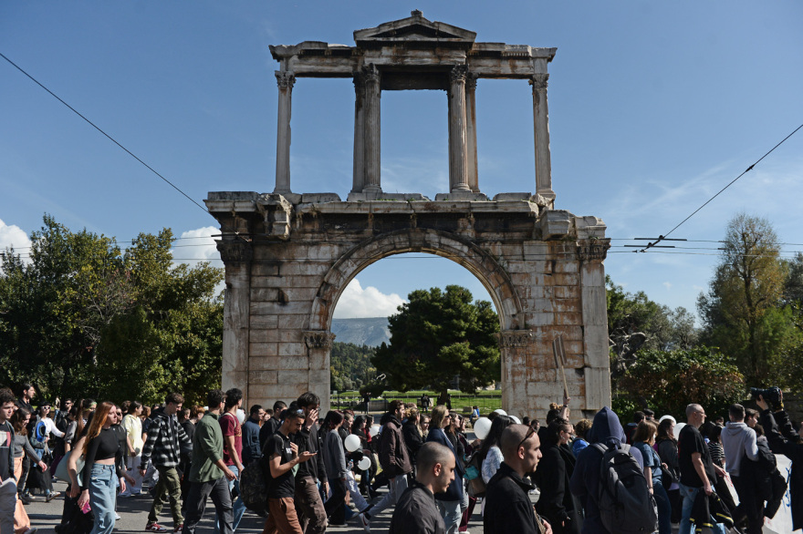 Τραγωδία στα Τέμπη: Οι μαθητές διαδηλώνουν με σύνθημα «Στείλε όταν φτάσεις» (pics)