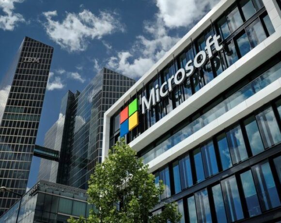 Microsoft: Απολύει την ομάδα που δίδαξε στους υπαλλήλους να κατασκευάζουν εργαλεία ΑΙ