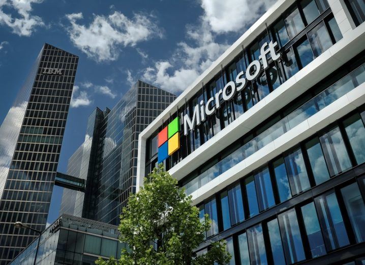 Microsoft: Απολύει την ομάδα που δίδαξε στους υπαλλήλους να κατασκευάζουν εργαλεία ΑΙ