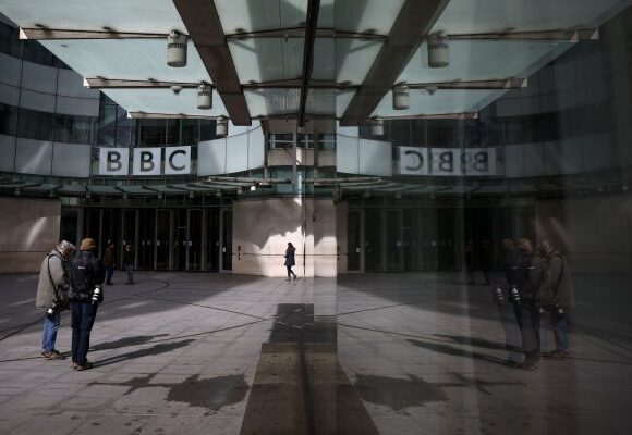 Bbc: Παραιτήθηκε ο πρόεδρος Ρίτσαρντ Σαρπ μετά το σκάνδαλο για τον διορισμό του