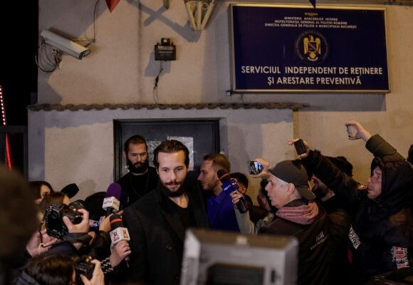 Άντριου Τέιτ: Αποφυλακίστηκε μαζί με τον αδερφό του και τα «αγγελάκια» τους