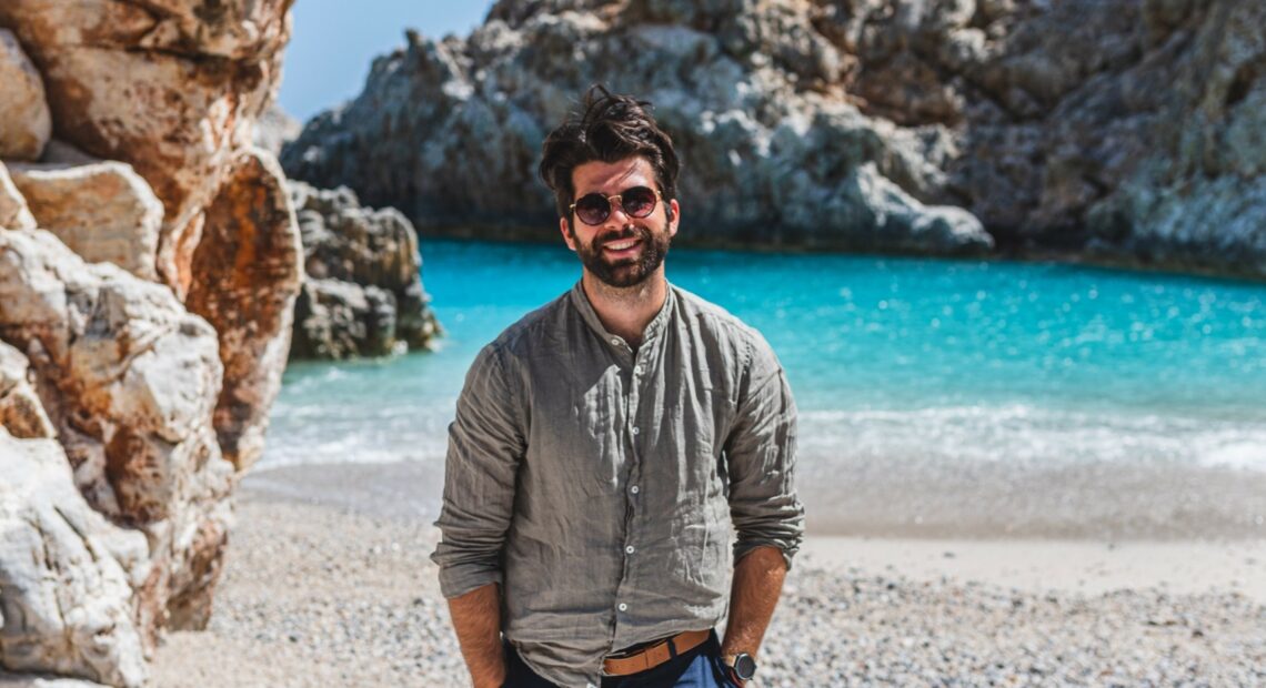 “Αυτή είναι η κορυφαία ελληνική παραλία” – Η συναρπαστική ιστορία πίσω από την έκδοση 100 Μαγευτικές Ελληνικές Παραλίες, που κυκλοφορεί την Κυριακή με το Θέμα