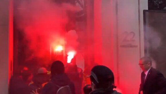 Διαδηλώσεις στην Γαλλία: Διέρρηξαν το κατάστημα της Louis Vuitton στα Ηλύσια Πεδία