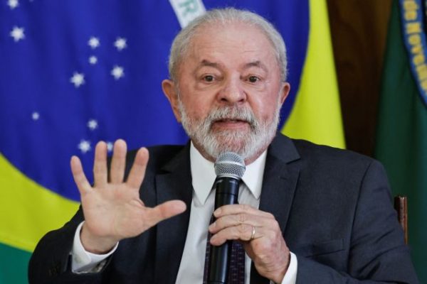 Λούλα: Ο Ζελένσκι «δεν μπορεί να τα θέλει όλα» – Να εκχωρήσει την Κριμαία για να τερματιστεί η σύρραξη