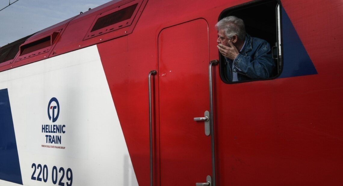 ΟΣΕ: Συγκινημένος ο πρόεδρός του στο πρώτο δρομολόγιο μετά τη σύγκρουση των τρένων στα Τέμπη