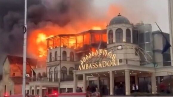 «Πύρινη κόλαση» σε πολυτελές ξενοδοχείο στην Τιφλίδα – Τρομακτικά βίντεο