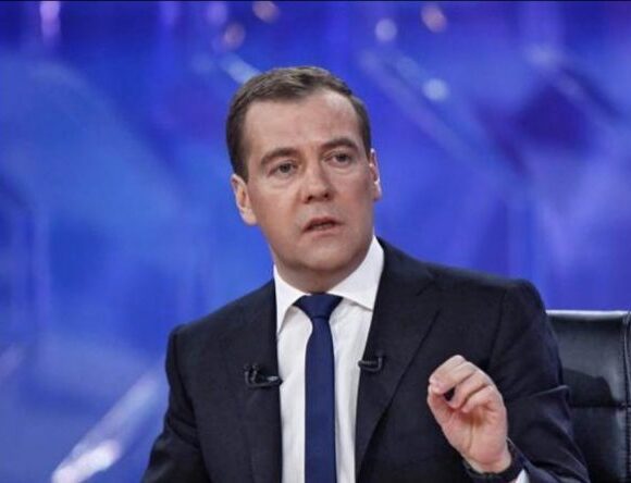 Ρωσία: Ο Μεντβέντεφ απειλεί την Πολωνία ότι θα εξαφανιστεί από τον χάρτη μαζί με τον «ηλίθιο» πρωθυπουργό της