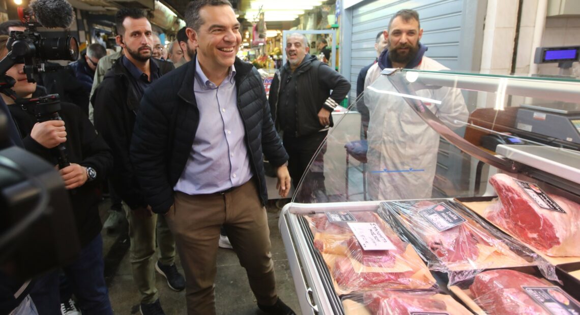 Στην αγορά της Καλλιθέας ο Τσίπρας: «Το τελευταίο Πάσχα που το τραπέζι στο σπίτι θα είναι τόσο φτωχό»