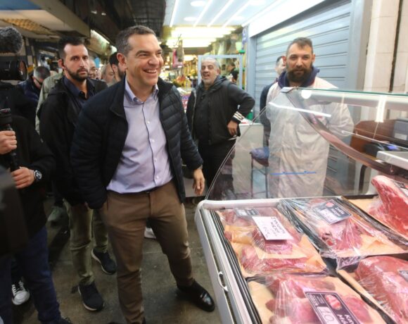 Στην αγορά της Καλλιθέας ο Τσίπρας: «Το τελευταίο Πάσχα που το τραπέζι στο σπίτι θα είναι τόσο φτωχό»