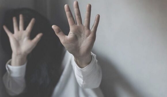 «Την τράβηξα και την κλώτσησα»: Χτύπησε τη γυναίκα του επειδή εκνευρίστηκε με το μωρό που έκλαιγε