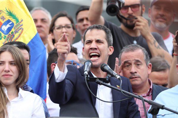 Χουάν Γκουαϊδό: Τον απέλασαν από την Κολομβία πριν από διεθνή σύνοδο