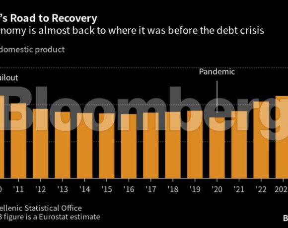 Bloomberg: Οι ψηφοφόροι φαίνεται ότι πείθονται από την υπόσχεση Μητσοτάκη για επιστροφή στην επενδυτική βαθμίδα