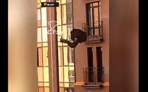 Άντρας πήρε μια ομπρέλα και έπεσε από τον όγδοο όροφο πολυκατοικίας στη Ρωσία – Πέθανε στο ασθενοφόρο