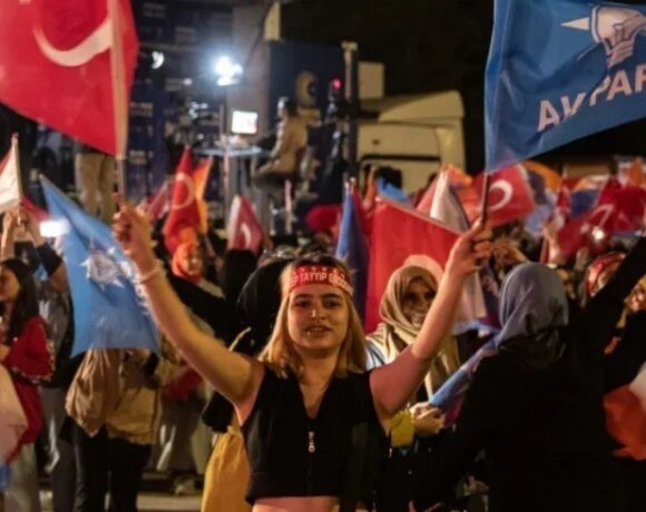 Αντίστροφη μέτρηση για τις τουρκικές εκλογές με την οικονομία και τη λίρα να βυθίζονται (pics)