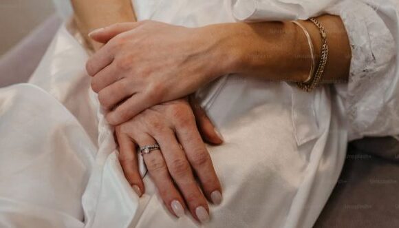 Γυναίκα ισχυρίζεται ότι ήταν νεκρή για 40» – «Υπήρχε άμμος κι ένας παράξενος άντρας»