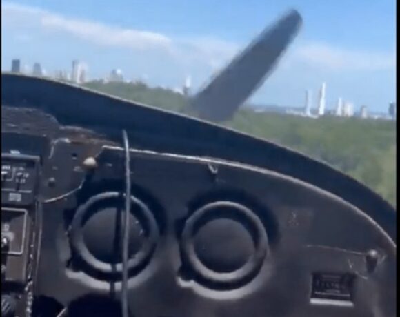 Η τρομακτική στιγμή που ένα Cessna Skyhawk προσγειώνεται σε αυτοκινητόδρομο