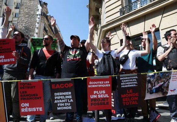 Κλιματική αλλαγή: Εισβολές ακτιβιστών και επεισόδια στις συνελεύσεις πετρελαϊκών κολοσσών