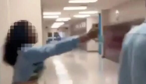 Μαθήτρια στις ΗΠΑ: Ψέκασε με σπρέι πιπεριού τον καθηγητή της επειδή της πήρε το κινητό