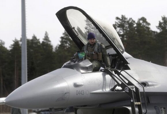 «Πράσινο φως» από Μπάιντεν για την προμήθεια μαχητικών στο Κίεβο – Απειλεί η Μόσχα