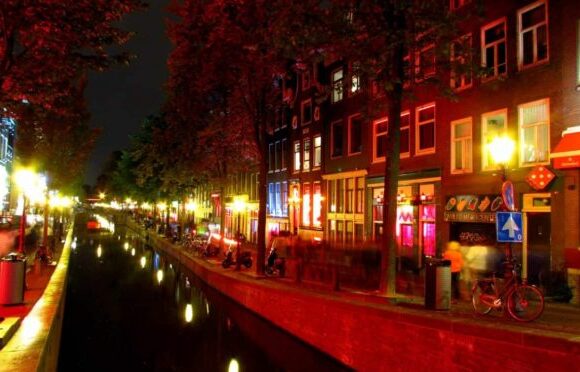 Πρόστιμο στη χρήση κάνναβης στην περιοχή των «Κόκκινων Φαναριών» βάζει το Άμστερνταμ