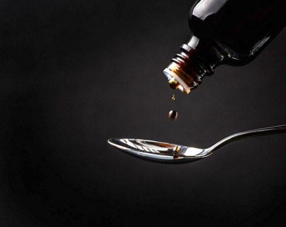 Φάρμακα: Υποχρεωτικοί έλεγχοι σε σιρόπια για τον βήχα μετά τους θανάτους παιδιών σε Γκάμπια και Ουζμπεκιστάν