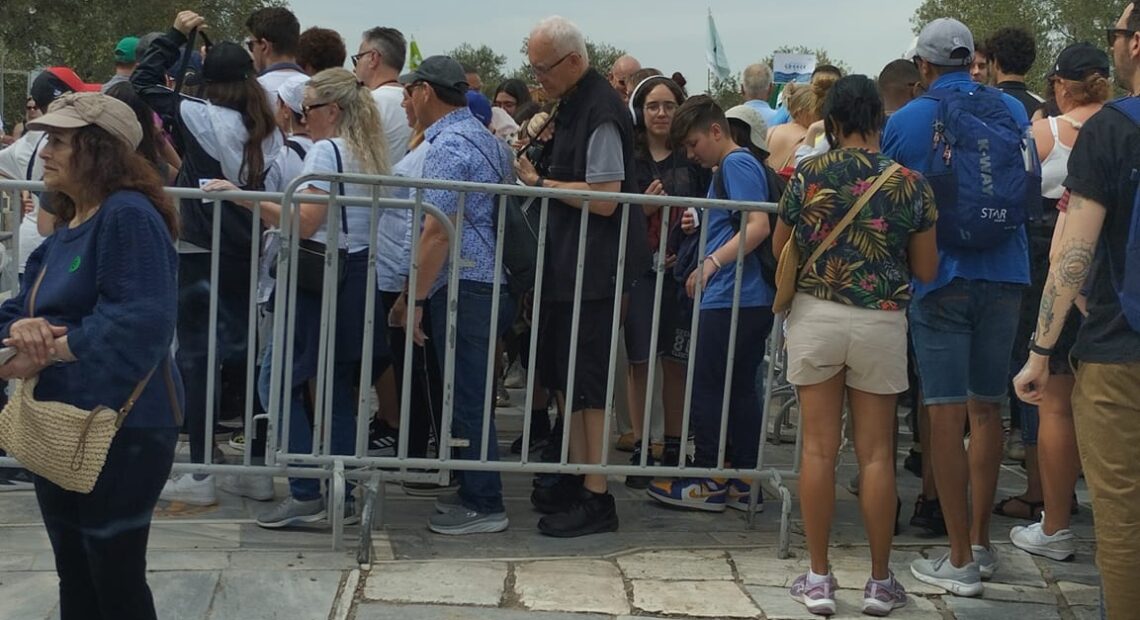 Xάος και τεράστιες ουρές στην Ακρόπολη | Έντονες διαμαρτυρίες από Κρουαζιέρα και ξεναγούς | Σιγήν ιχθύος από τα συναρμόδια υπουργεία