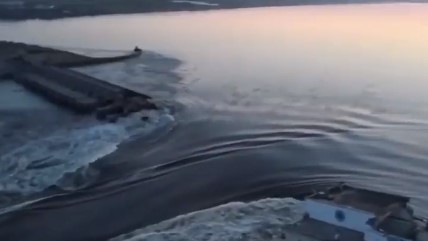 Ανατίναξη φράγματος στη Χερσώνα: «Προετοιμαστείτε για εκκένωση» – Ανησυχία για το πυρηνικό εργοστάσιο της Ζαπορίζια