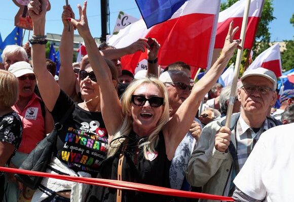 Αντικυβερνητική διαδήλωση στην Πολωνία: Η μεγαλύτερη «εδώ και τριάντα χρόνια»