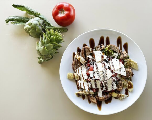 “Απόδραση” και “Ντίνος” – Δοκιμάζουμε τα μενού σε δύο κορυφαίες ταβέρνες στην Τήνο για κρέας ή ψάρι