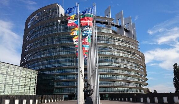 Βρυξέλλες: Μάχη Κομισιόν – Ευρωβουλής για τις περικοπές στις δαπάνες