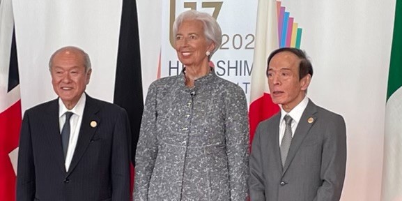 Γιατί η ΕΚΤ φοβάται την Τράπεζα της Ιαπωνίας – Η απειλή για τα ευρωπαϊκά ομόλογα (pic)