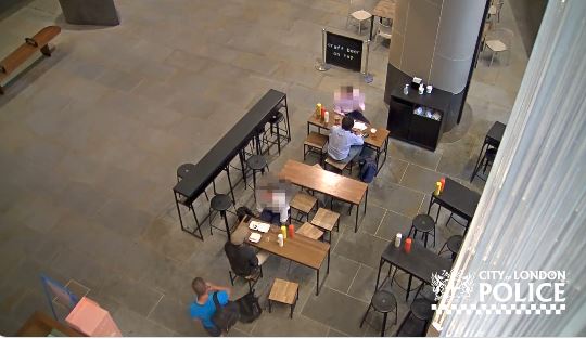 Η στιγμή που κλέφτης αρπάζει ταχυδακτυλουργικά τσάντα σε εστιατόριο στο Λονδίνο