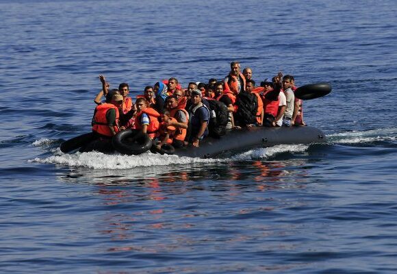 Ιταλία: Πλοίο με 50 μετανάστες πλέει ακυβέρνητο σε διεθνή χωρικά ύδατα