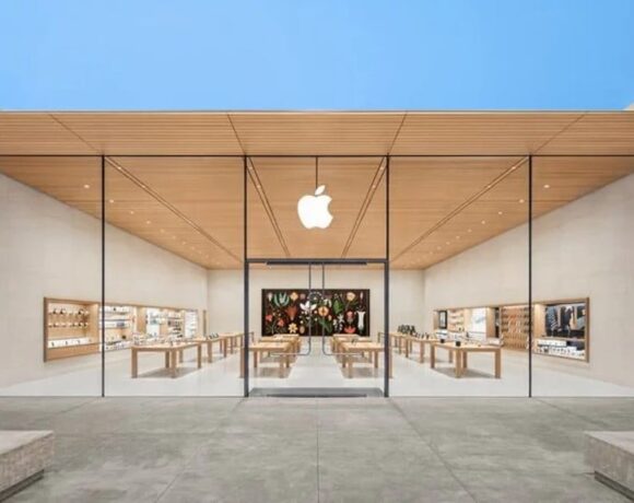 Οι υπάλληλοι του Apple Store αναβαθμίζουν το Iphone X τους σε Iphone 14