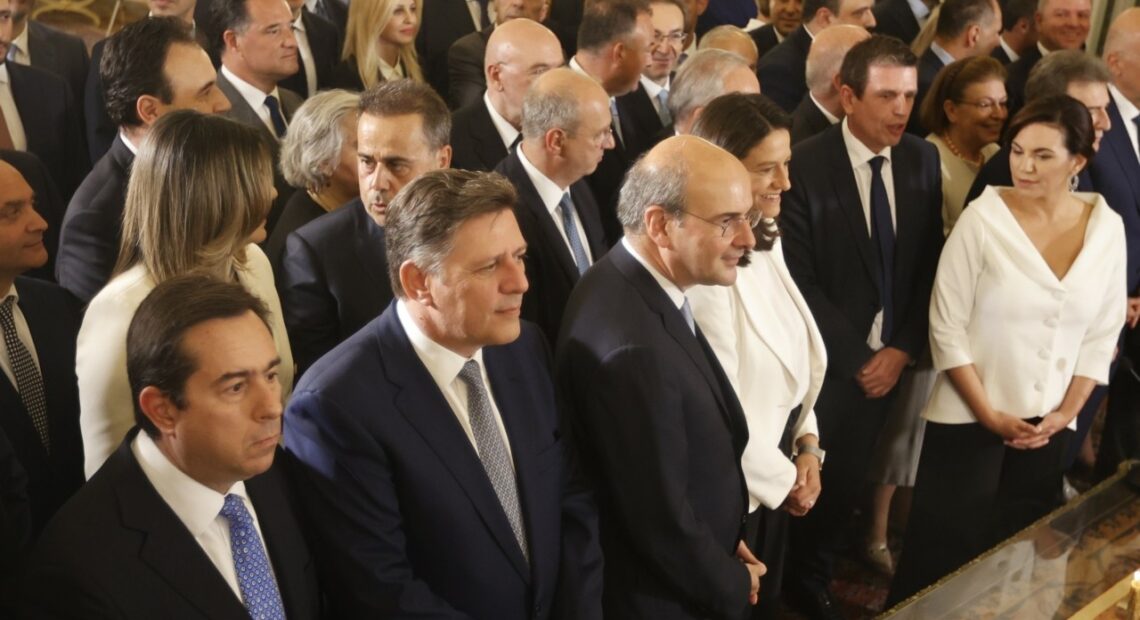 Ορκίστηκε η νέα κυβέρνηση (pics) – Δείτε Live