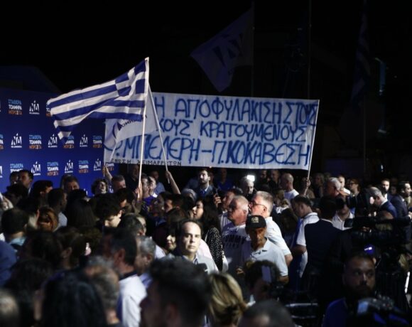 Πανηγυρισμοί έξω από τα κεντρικά γραφεία της Νέας Δημοκρατίας στη Θεσσαλονίκη (pic)