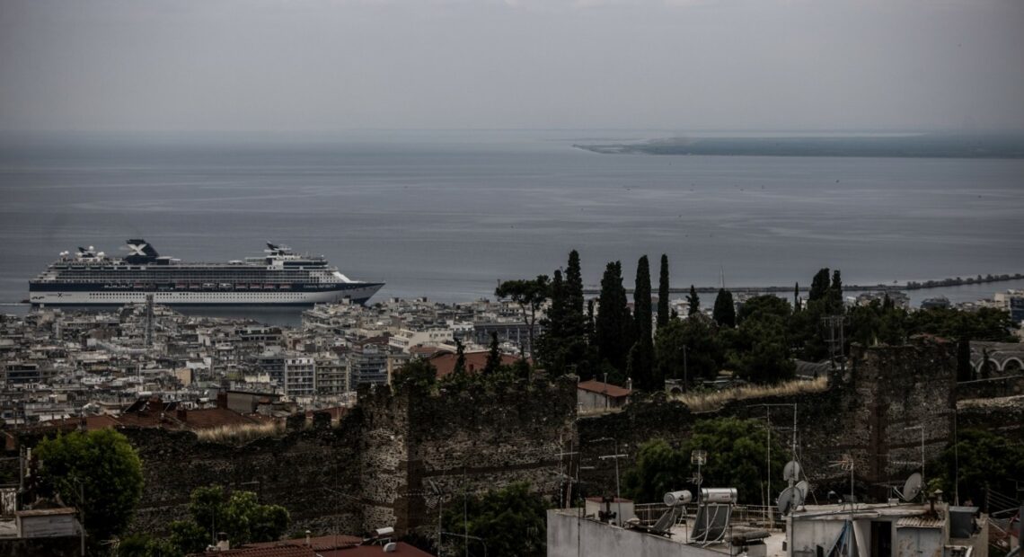 Στο λιμάνι της Θεσσαλονίκης τα κρουαζιερόπλοια Celebrity Infinity και Celestyal Crystal (pics)