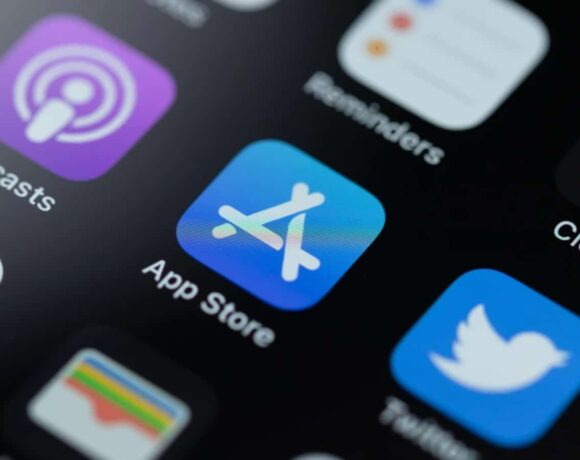 Apple: Αντιμετωπίζει μήνυση 1 δισ