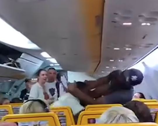 Αδιανόητος καβγάς σε πτήση – Έκαναν το αεροπλάνο ρινγκ για μία θέση