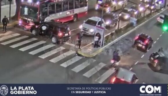 Αργεντινή: Σοκαριστικό τροχαίο με πλαγιομετωπική σύγκρουση – Γυναίκα σώθηκε από θαύμα