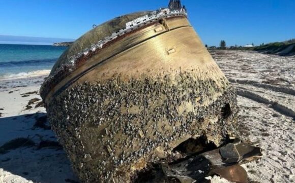 Αυστραλία: Τέλος το μυστήριο γύρω από τον τεράστιο κύλινδρο που ξεβράστηκε σε παραλία