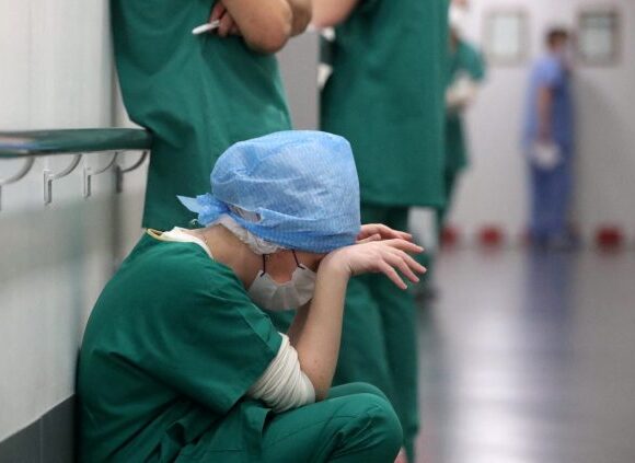 Βρετανία: Γιατί αυξάνονται οι αυτοκτονίες των γιατρών στα δημόσια νοσοκομεία της Βρετανίας;