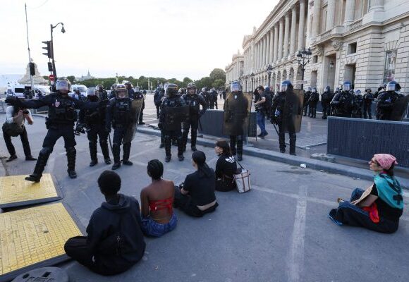 Δολοφονία 17χρονου στη Γαλλία: Live όλες οι εξελίξεις στο In – Λάδι στη φωτιά ρίχνει ο υπουργός Εσωτερικών – «Οι ταραξίες δεν θα νικήσουν»
