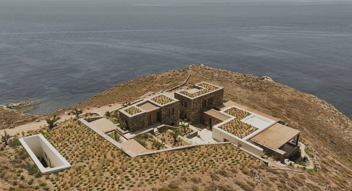 Η ιστορία πίσω από τη νέα κατοικία που θυμίζει μικροσκοπικό χωριό σε ένα μαγευτικό σημείο της Σύρου