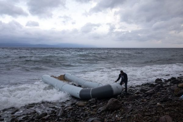 Ισπανία: H σορός μωρού από ναυάγιο μεταναστών ξεβράστηκε σε παραλία
