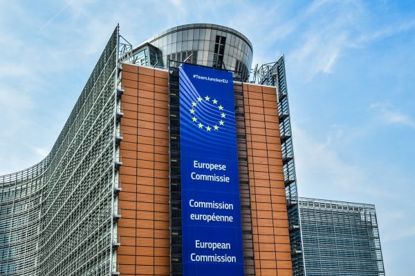 Κομισιόν: Βάζει τέλος στην χρηματοδότηση σε τουρκική οργάνωση