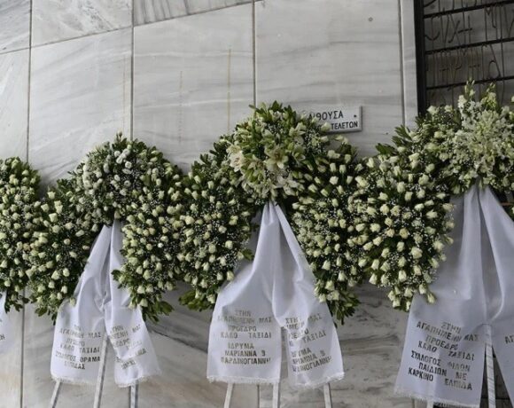 Μαριάννα Βαρδινογιάννη: Στο Α΄ Νεκροταφείο το τελευταίο αντίο (pic)